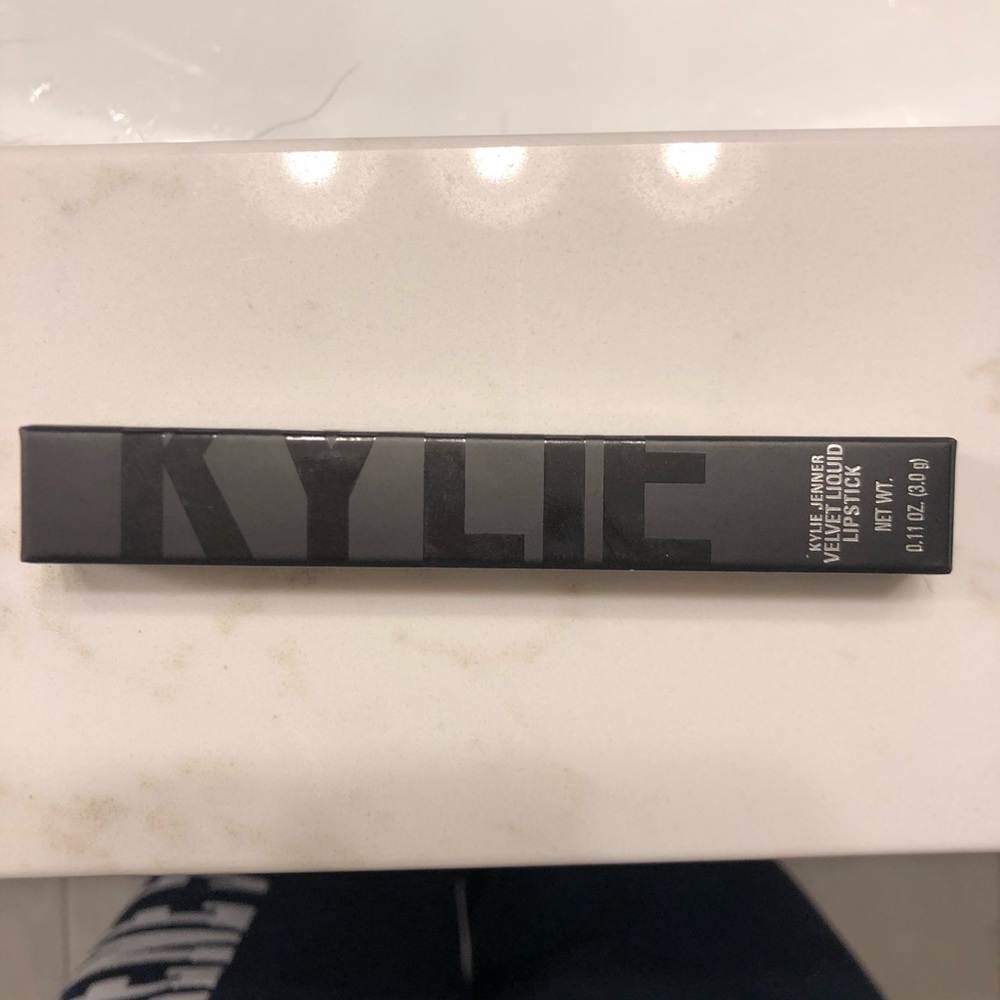 Kylie Velvet Liquid lipstick-Savage